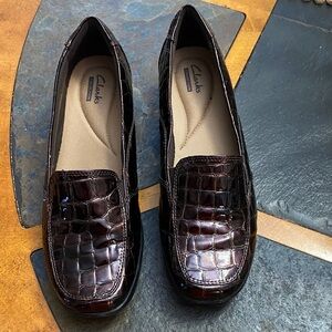Clarks Women's Croc-Embossed Dark Brown Loafers 8.5